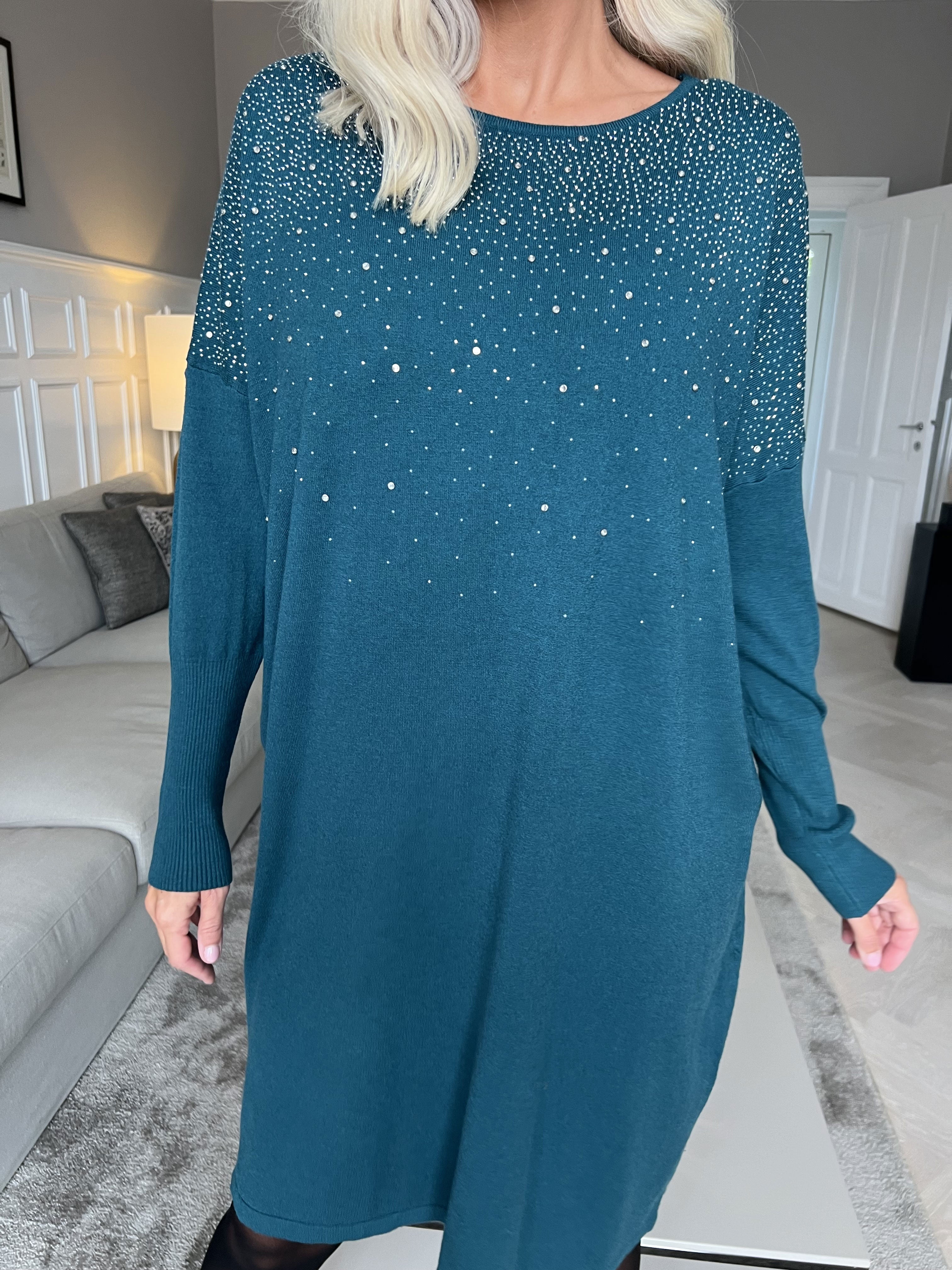 Yasha - Mjuk stickad klänning i stretchigt tyg med strass